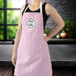 Delantal Añadir el logotipo Cocinar rosado<br><div class="desc">Descubra el encanto de nuestra plataforma de cocina personalizado. Diseñado de forma única, con un fondo rosa y un patrón de puntos polka vintage, este delantal es realmente único en su clase. Personalizar el color para que se adapte a tu estilo personal o a tu decoración de cocina, y hazlo...</div>