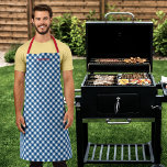 Delantal Añadir tu nombre a Blue Gingham<br><div class="desc">Apron personalizado con un patrón de gingham azul con un guión rojo para tu nombre. Es un gran regalo para quien le gusta cocinar o hacer barbacoa. Personalízalo reemplazando el texto del marcador de posición. Para obtener más opciones, como cambiar el tipo de letra y su tamaño/color o el espaciado...</div>