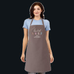 Delantal Año personalizado Vintage 40th Birthday Limited Ed<br><div class="desc">El año Personalizado Vintage 40th Birthday Limited Edition Apron es la manera perfecta de celebrar un cumpleaños histórico con estilo. Este apron de edición limitada presenta un diseño de escritura vintage clásico y atemporal, con un año audaz y prominente de su elección mostrado en el frente en groovy letras de...</div>