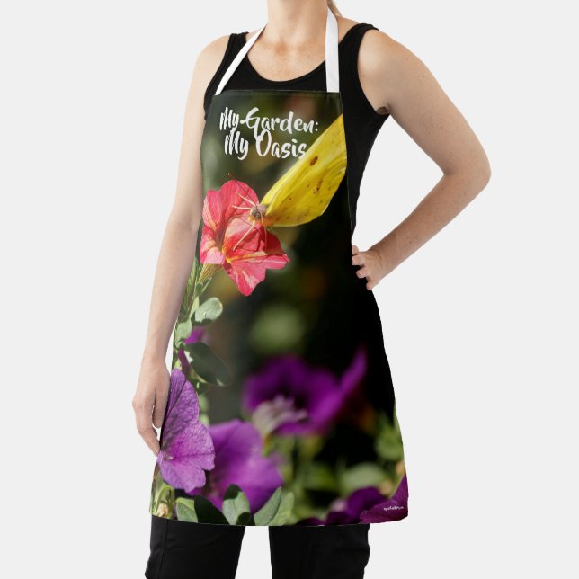 Delantal Apron con flores de jardín y mariposa (in situ)