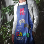 Delantal Apron de impresión todo sobre jugadores divertidos<br><div class="desc">El delantal perfecto Gamers con fondo de píxel azul,  dos controladores de consola y el gracioso dicho 'Cocinar,  Comer,  JUEGO,  Repetir'. Personalice añadiendo un monograma de su nombre e inicial. Gran regalo para esposos,  novios,  papás y hermanos.</div>