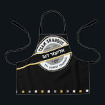 Delantal Apron del chico del equipo de Shabbos sobre negro<br><div class="desc">Nuestro Apron Black de SHABBOS TREAM es una manera genial de llevar a todos a bordo con la preparación de Shabbos. ¡Obtén uno por cada miembro del equipo y observadlos entrar! TODO el texto de esta imagen de marca puede ser personalizado. Práctico y divertido... igual que tu familia. Incluye las...</div>
