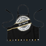 Delantal Apron del chico del equipo de Shabbos sobre negro<br><div class="desc">Nuestro Apron Black de SHABBOS TREAM es una manera genial de llevar a todos a bordo con la preparación de Shabbos. ¡Obtén uno por cada miembro del equipo y observadlos entrar! TODO el texto de esta imagen de marca puede ser personalizado. Práctico y divertido... igual que tu familia. Incluye las...</div>
