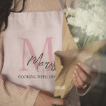 Delantal Apron digital personalizada de color rosa mínimo<br><div class="desc">Añada un toque de elegancia a su vestimenta de cocina con este Apron Girly Personalizado Minimal Pink. Perfecto para cualquier cocina, este delantal de moda presenta un suave tono rosa que complementa una variedad de estilos. Personalizar con tu nombre o un mensaje especial para hacerlo único tuyo. Ideal para cocinar,...</div>