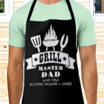 Delantal Apron negro de Grill Master<br><div class="desc">Personalizado delantal negro para el mejor papá de la historia en Navidades,  el Día del Padre o su cumpleaños presentando ilustraciones de una parrilla de barbacoa y "Grill Master Dad" en divertida tipografía blanca.</div>