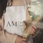 Delantal Apron personalizado monograma<br><div class="desc">Cocine con estilo con este Monograma Apron Personalizado. Con un diseño elegante y un monograma de personalizable, este delantal aporta un toque de sofisticación a cualquier cocina. Fabricado con materiales duraderos y de alta calidad, ofrece confort y protección, lo que lo hace perfecto para cocineros aficionados y profesionales. Ya sea...</div>