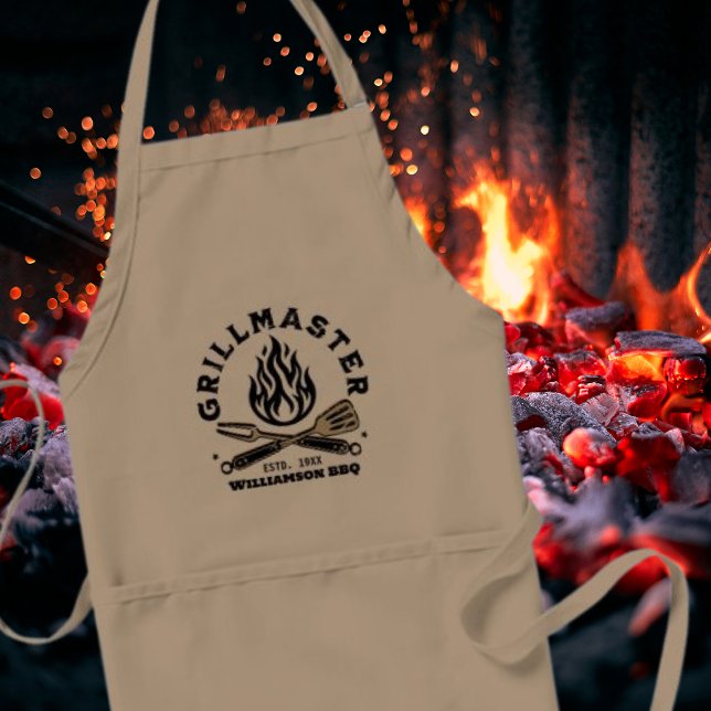 Delantal Apron, Personalizado Rústico GRILLMASTER (Taupe apron with the grill master design with a charcoal fire background. )