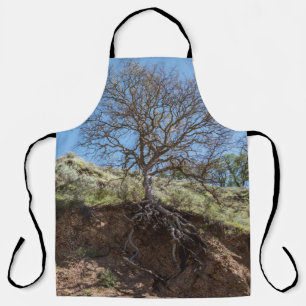Delantal Árbol desnudo en la montaña durante el día