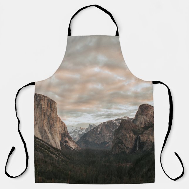 DELANTAL ÁRBOLES VERDES CERCA DE LA MONTAÑA MARRÓN BAJO CLO (Anverso)