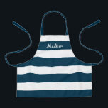 Delantal Artesanía personalizada de franjas azules de la ma<br><div class="desc">A su hijo le encantará la artesanía o la ayuda a cocinar en este Apron de artesanía personalizada de franjas azules de la marina de guerra. Este moderno diseño tiene amplias rayas horizontales en el delantal de toda la impresión y su nombre está escrito en blanco y llamativo en la...</div>