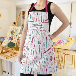Delantal Artista ahumado con material de arte, nombre perso<br><div class="desc">Un divertido delantal con un patrón de material artístico y 2 líneas de texto personalizado. Añada el nombre del artista,  el nombre del estudio/escuela,  etc. Hace un gran regalo de profesor de arte o cambia el tamaño a un pequeño y da a tu pequeño artista favorito.</div>