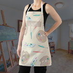 Delantal Artista personalizado Apron Smock con Artículos de<br><div class="desc">Presenta pinceles y pintura con un nombre personalizado. Hace un gran regalo para tu artista o profesor de arte favorito.</div>
