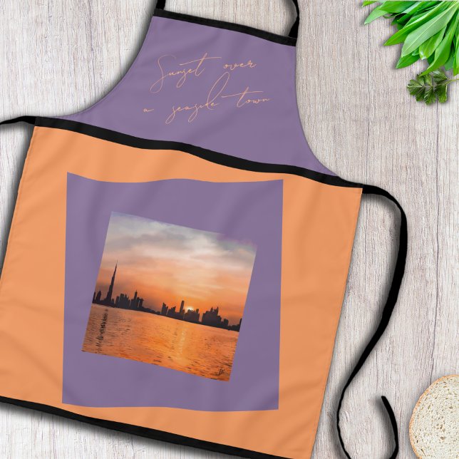 Delantal Atardecer sobre una ciudad costera - Art Apron (A beautiful apron highlighting an artwork by fantabuloustef, a sunset over a city near the sea)