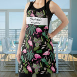 Delantal Ave Flamingo Rosado Tropical, Añadir Nombre, Texto<br><div class="desc">Un divertido delantal tropical con un patrón de flamencos rosados, hojas de palma tropicales y dos líneas de texto personalizado, Añadir el nombre de una persona, nombre de negocio o borrar el texto y rectángulo y simplemente tener el patrón. Perfecto para cocinar y hornear en la cocina, jardinería, artesanías -...</div>