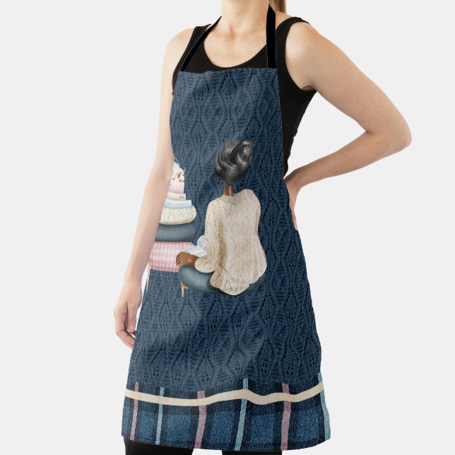 DELANTAL AZUL CON HERRAMIENTAS Y PILAS DE LIBROS (in situ)