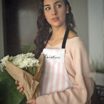 Delantal Bandas de advertencia rosadas y blancas con nombre<br><div class="desc">Un delantal personalizado es un regalo maravilloso para amigos o familiares. Este diseño tiene rayas verticales en color rosa pastel y blanco y una plantilla de texto que explica el nombre deseado u otro texto. Está disponible en una variedad de colores populares.</div>