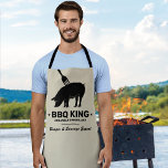 Delantal BBQ King Your Name Butcher Kitchen<br><div class="desc">Manly cocinando un delantal con una silueta de un cerdo con un tenedor atascado en él,  las palabras "Rey barbacoa",  tu nombre y otra línea de texto que dice "experto en hamburguesas y salchichas".</div>