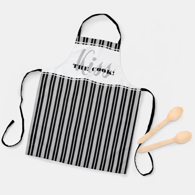 Delantal Beso divertido al cocinero humor moderno blanco gr (Funny Kiss The Cook Modern Humor Black White Gray Apron)