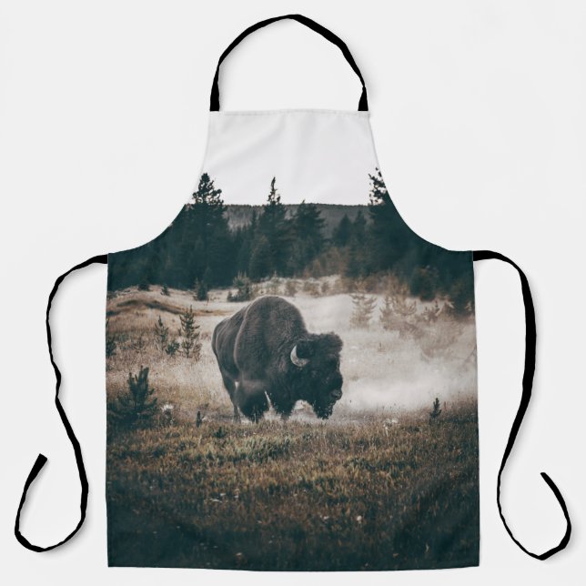DELANTAL BISON MARRÓN EN EL CAMPO DE GRASA MARRÓN DURANTE E (Anverso)