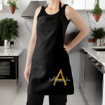 Delantal Black Gold Modern Script Girly Monograma Apron<br><div class="desc">Nombre de Monograma Negro y Oro Apron. Esto hace que el dulce perfecto cumpleaños 16,  boda,  ducha de novia,  aniversario,  ducha de bebé o fiesta de soltera sea regalo para alguien que ama el lujo glam y los estilos de moda.</div>