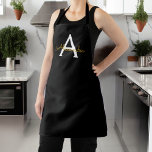 Delantal Black Gold Modern Script Girly Monograma Nombre<br><div class="desc">Nombre de Monograma Negro y Oro Apron. Esto hace que el dulce perfecto cumpleaños 16,  boda,  ducha de novia,  aniversario,  ducha de bebé o fiesta de soltera sea regalo para alguien que ama el lujo glam y los estilos de moda.</div>