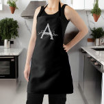 Delantal Black Silver Modern Script Girly Monograma Nombre<br><div class="desc">Nombre de Monograma Negro y Plata Apron. Esto hace que el dulce perfecto cumpleaños 16,  boda,  ducha de novia,  aniversario,  ducha de bebé o fiesta de soltera sea regalo para alguien que ama el lujo glam y los estilos de moda.</div>