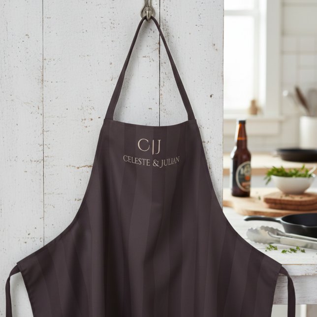Delantal Bodas de Monograma con Rayas de Borgoña Oscuro (Elegant Thick Wide Burgundy on Burgundy Stripes for Him. Monogrammed Gothic Wedding Gift for Couple)