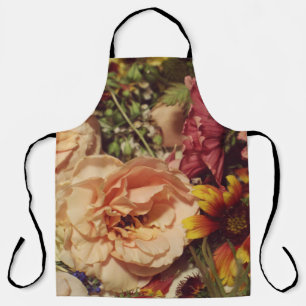 DELANTAL BOUQUET DE FLORES PETALIZADOS BLANCO Y ROSA CERCA
