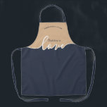 Delantal BUBBIE es Love NAVY y TAN Script Apron<br><div class="desc">Bubbie es Love NAVY & TAN. Diseño de escritura moderna limpia. No hay nada como el amor de una abuela. Una gran manera de decir que te amo Coordenadas con nuestra cobertura de Challah Dough que puedes encontrar aquí: https://www.zazzle.com/collections/coordinated_apron_sets-119984004460509285 ACERCA DE NUESTRO CHALLAH DOUGH COVERS: Los entusiastas de la moto:...</div>