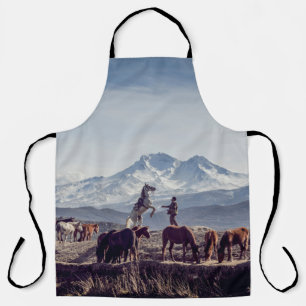 DELANTAL CABALLOS EN LA MONTAÑA DE VISTA DE CAMPO ABIERTO 