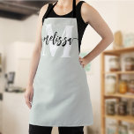 Delantal Calligrafía de pincel monograma verde salvia<br><div class="desc">En el ámbito de las artes culinarias, la individualidad y el estilo son tan significativos como los sabores que se crean. Nuestro delantal personalizado, adornado con un monograma diseñado con gusto y su nombre, sirve como emblema de su identidad culinaria única. El dúo de tipos de letra (que incluye un...</div>