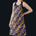 Delantal Candlesticks-and-Stars<br><div class="desc">De mi nueva Colección Judía entrando a las tiendas ahora... Candlesticks-and-Stars KITCHEN APRON. Una gran imagen de martillo (textura digital)-Estrella de David de tres capas creada en azul oscuro y plata con un par de candelabros y soportes a juego. Las velas aparecen encendidas. Una con las estrellas y las velas...</div>