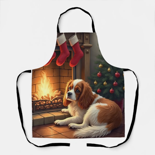 Delantal Cavalier King Charles junto a la chimenea Navidad (Anverso)