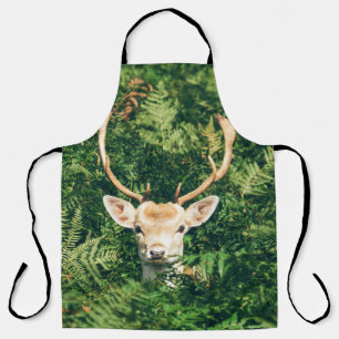 DELANTAL CERVEZA BLANCA Y MARRÓN RODEADA DE PLANTAS VERDES