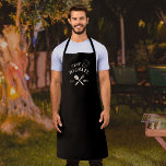 Delantal Chef Rústico Moderno Parrilla Nombre Personalizado<br><div class="desc">El delantal para adultos BBQ Chef Rústico Moderno con nombre personalizado es el accesorio perfecto para cualquier maestro de la parrilla que ama cocinar al aire libre. Con su diseño elegante y toque personalizado, este delantal seguramente hará que cualquier barbacoa en el patio trasero se sienta más especial. Lo que...</div>