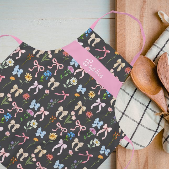 Delantal Chic Bow Pink Black Floral Elegance Pattern Baking (Subido por el creador)