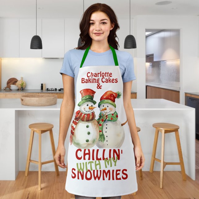Delantal Chillin con mi muñeca de nieve personalizada (Chillin With My Snowmies Snowman Personalized Apron from Ricaso. A fun winter themed apron for chef)