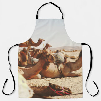 DELANTAL CINCO CAMELLOS SOBRE EL TERRENO