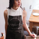 Delantal Cocina casera con amor personalizada<br><div class="desc">Vamos a cocinar. Personalizar el nombre del guión en este delantal personalizado. Se ve aquí en rojo con tipografía blanca en un tratamiento elegante. Animar al panadero dulce de su vida, un pequeño propietario de una panadería de negocios con un regalo especial. Perfecto para cocinar esos deliciosos dulces, dulces, pasteles,...</div>