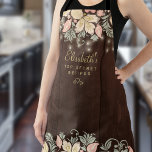Delantal Cocina florida rústica y elegante<br><div class="desc">El delantal de la moda rústica vintage personalizada por el chef, con delicados tonos rosas, crema de pavo y flores silvestres florales de color verde sabio, bordea un fondo de madera oscura de granero con luces de cuerda. Puede ser un hermoso regalo para tu propia cocina o un regalo personalizado...</div>
