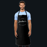 Delantal Cocina personalizada del chef Name<br><div class="desc">Dé rienda suelta a los talentos culinarios en su cocina con nuestro Nombre Personalizado Chef Kitchen Apron. Este delantal está diseñado para inspirar y motivar al chef en su vida a crear deliciosos platos que deleitarán y satisfarán. Con su diseño moderno y único, este delantal destaca como un accesorio elegante...</div>