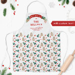 Delantal Cocinas y árboles festivos personalizados<br><div class="desc">Magnífico delantal de vacaciones con todas las áreas de texto disponibles para su propia personalización! Diseño único con banner con holly y mistletoe, área para su nombre/familia, mensaje en la parte superior. Zona baja con exquisito patrón festivo con árboles de Navidad, estrellas y galletas de vacaciones en forma de árbol....</div>