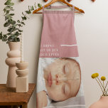 Delantal Colección de momentos alegres: Fotos del bebé rosa<br><div class="desc">Presentamos nuestra "Colección de momentos alegres", donde la felicidad se encuentra con la creatividad! Celebra la alegría y la maravilla de la vida con nuestros impresionantes productos Pink Background Baby Photo Quote. Ya sea que esté de compras o buscando el regalo perfecto, nuestra colección promete alegrar su día y calentar...</div>