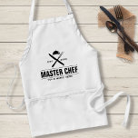 Delantal Comida culinaria personalizada de un maestro de co<br><div class="desc">El chef, chef en ascenso o abastecedor apreciará este diseño moderno con un tenedor crudo y un cuchillo de cocina con una bandeja del chef. Añade el nombre de tu chef y el año establecido o suprímase. Perfecto para tu comida favorita, regalo para el día del padre, el día de...</div>
