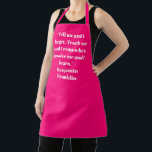 Delantal comillas personalizadas de nombre personalizadas e<br><div class="desc">Fuchsia rosa rosa caliente elegante y moderna personalizada y con el nombre blanco personalizado de la frase de texto Apron. Excelente para cocineros,  chefs,  cerámica,  artesanía,  trabajo,  cocina,  horneado,  barbacoa,  parrilladas,  comercios y tiendas,  etc.</div>