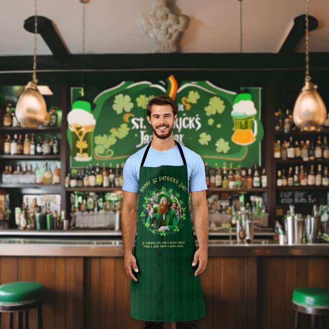 Delantal Compañía de cerdos y cerdos (A man wearing a "Clover & Beer Companionship Apron" stands at the bar. )
