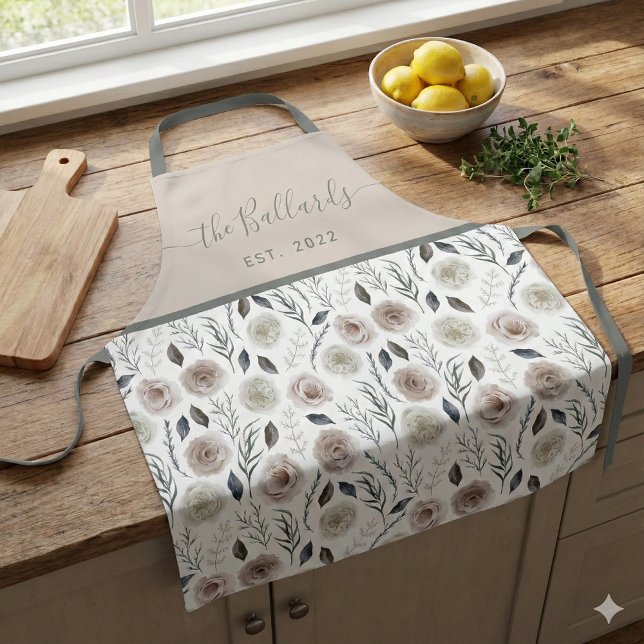 Delantal con estampado floral de acuarela rosado (This beautiful watercolor floral personalized apron would make a great bridal shower gift! )