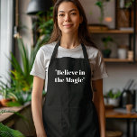 Delantal Creer en el negro y blanco mágico<br><div class="desc">Añada un toque de elegancia y encanto a su cocina de vacaciones con el delantal blanco y negro "Believe in Magic". Este diseño minimalista presenta una elegante paleta de colores en blanco y negro con un inspirador mensaje "Believe in Magic", lo que lo convierte en la adición perfecta a la...</div>
