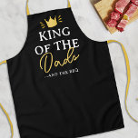 Delantal Cuestión del Día del Padre Rey de los Papás<br><div class="desc">Trata a tu papá como realeza con este elegante y divertido delantal negro. Presenta un llamativo diseño de la corona y las palabras "Rey de los Papas y la barbacoa", seguro que lo hará sentir especial en el Día del Padre o su cumpleaños. ¡Muéstrale a tu padre lo mucho que...</div>