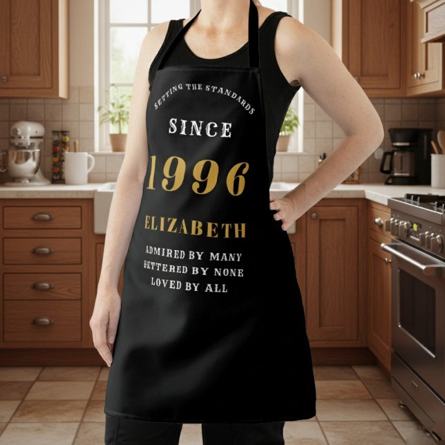 Delantal Cumpleaños 30 Personalizado 1996 Negro & Dorado (1996 birthday apron worn in a kitchen)